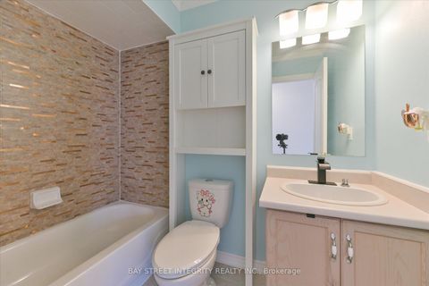 Photo 16 at 32 Sail Crescent, Vellore Village, Vaughan