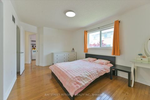 Photo 17 at 32 Sail Crescent, Vellore Village, Vaughan