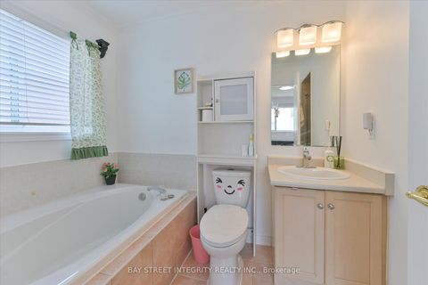 Photo 19 at 32 Sail Crescent, Vellore Village, Vaughan
