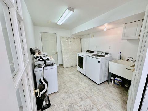Photo 20 at 32 Sail Crescent, Vellore Village, Vaughan