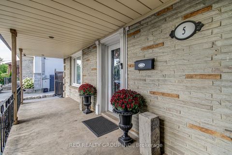 Photo 3 at 5 Chappel Hill Road, CFB, Toronto