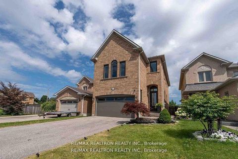 Photo 1 at 121 Broomlands Drive, Maple, Vaughan