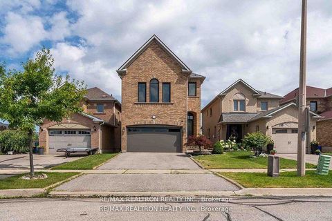 Photo 2 at 121 Broomlands Drive, Maple, Vaughan
