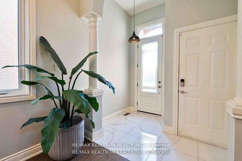 Photo 3 at 121 Broomlands Drive, Maple, Vaughan