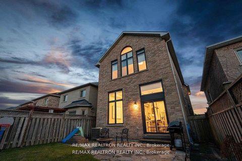 Photo 34 at 121 Broomlands Drive, Maple, Vaughan