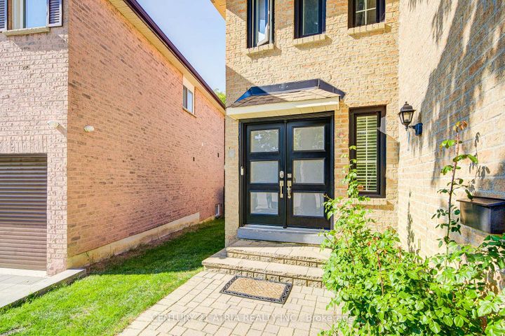 Photo 1 at 18 Park Lane Circle, South Richvale, Richmond Hill