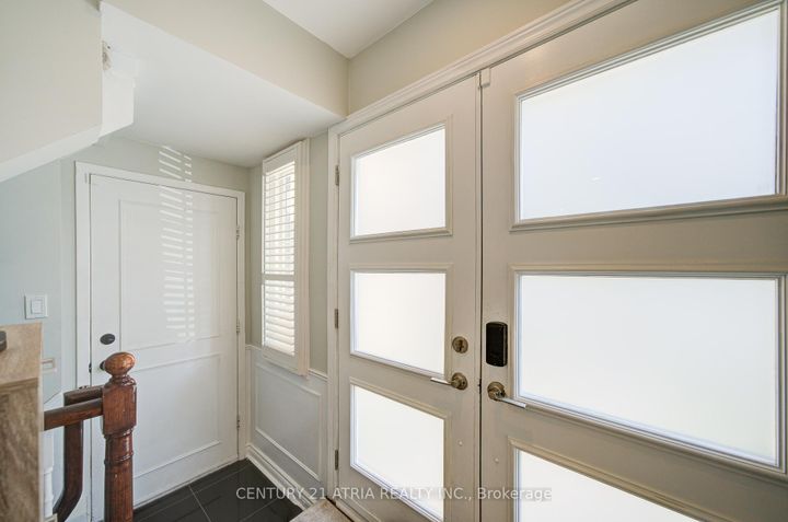 Photo 2 at 18 Park Lane Circle, South Richvale, Richmond Hill