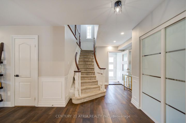 Photo 3 at 18 Park Lane Circle, South Richvale, Richmond Hill