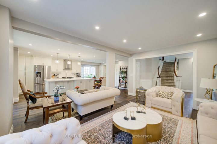 Photo 4 at 18 Park Lane Circle, South Richvale, Richmond Hill