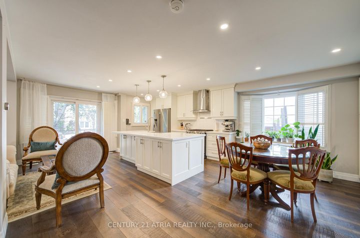 Photo 7 at 18 Park Lane Circle, South Richvale, Richmond Hill