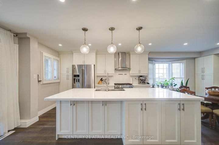 Photo 10 at 18 Park Lane Circle, South Richvale, Richmond Hill