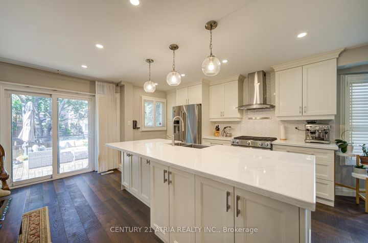 Photo 11 at 18 Park Lane Circle, South Richvale, Richmond Hill