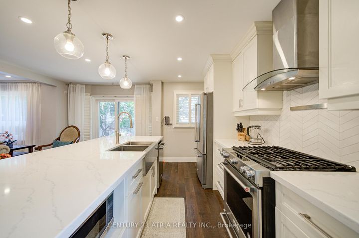 Photo 12 at 18 Park Lane Circle, South Richvale, Richmond Hill
