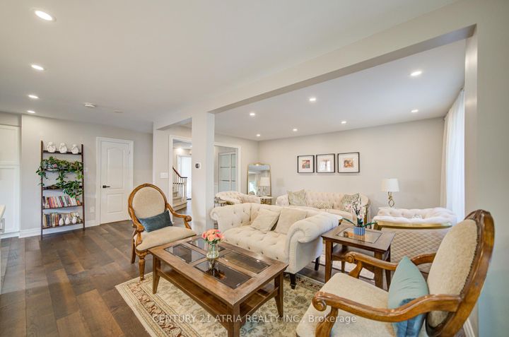 Photo 13 at 18 Park Lane Circle, South Richvale, Richmond Hill