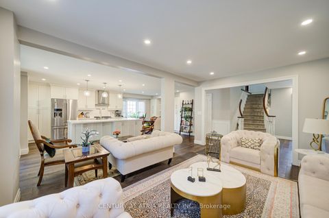 Photo 4 at 18 Park Lane Circle, South Richvale, Richmond Hill