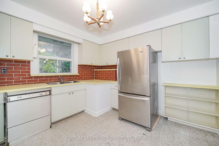 Photo 12 at 35 Caswell Drive, Newtonbrook East, Toronto