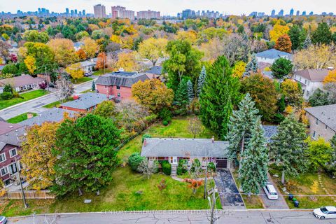 Photo 2 at 35 Caswell Drive, Newtonbrook East, Toronto
