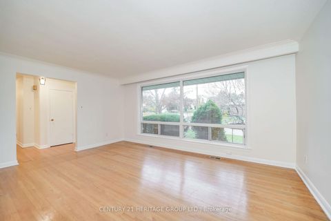 Photo 9 at 35 Caswell Drive, Newtonbrook East, Toronto