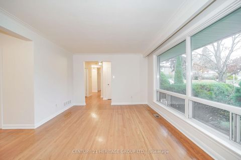 Photo 10 at 35 Caswell Drive, Newtonbrook East, Toronto