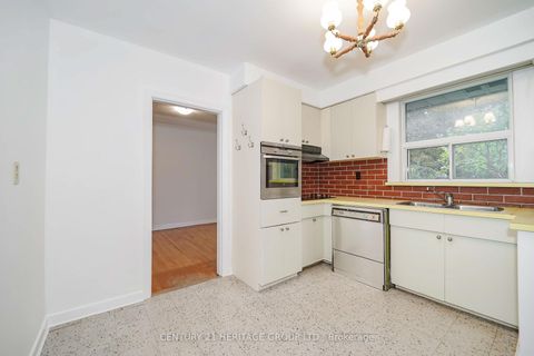 Photo 13 at 35 Caswell Drive, Newtonbrook East, Toronto