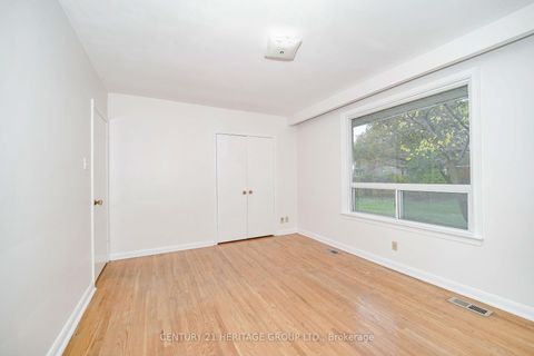 Photo 15 at 35 Caswell Drive, Newtonbrook East, Toronto