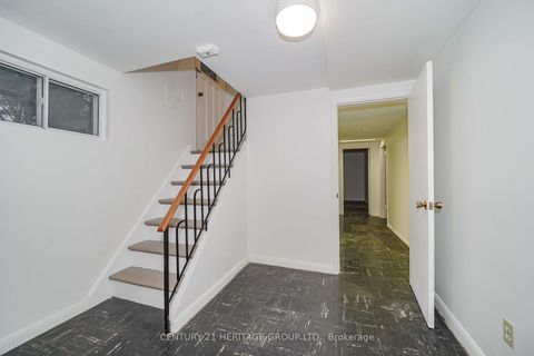 Photo 23 at 35 Caswell Drive, Newtonbrook East, Toronto