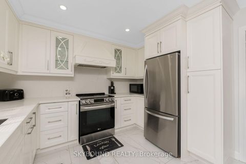 Photo 11 at 108 Zinnia Place, West Woodbridge, Vaughan