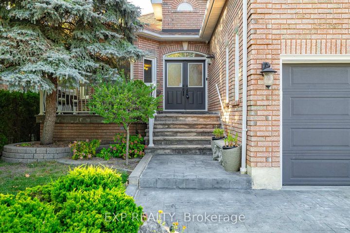 Photo 1 at 633 Avonwick Avenue, Hurontario, Mississauga