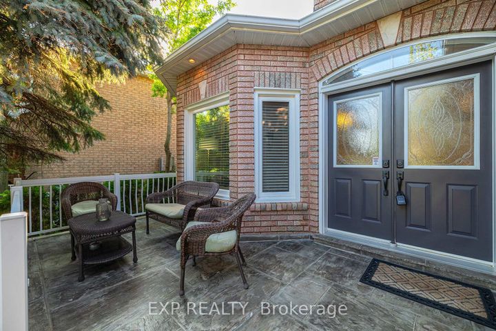 Photo 2 at 633 Avonwick Avenue, Hurontario, Mississauga