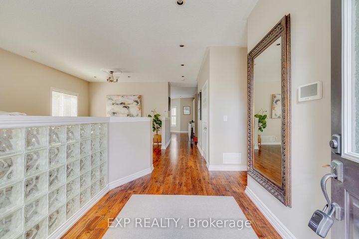 Photo 3 at 633 Avonwick Avenue, Hurontario, Mississauga