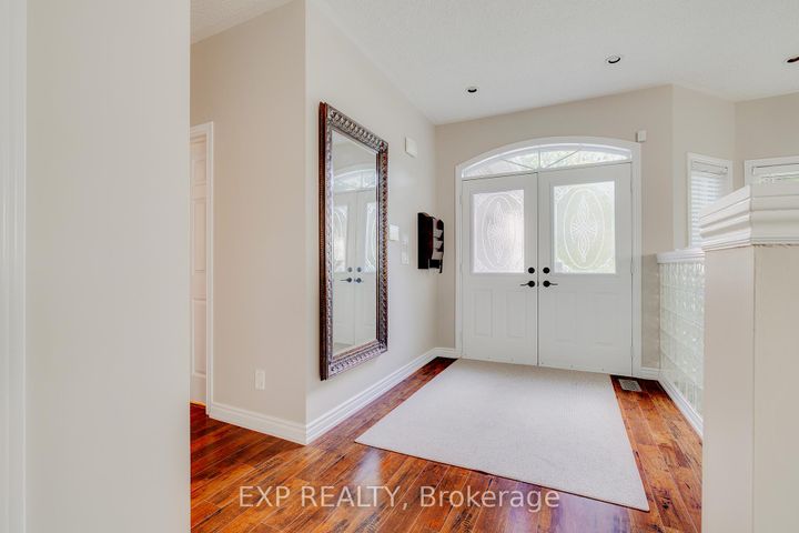 Photo 4 at 633 Avonwick Avenue, Hurontario, Mississauga