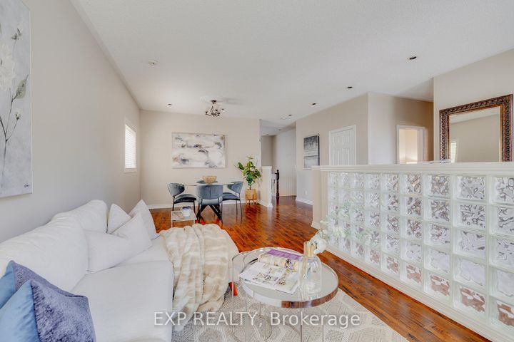 Photo 5 at 633 Avonwick Avenue, Hurontario, Mississauga