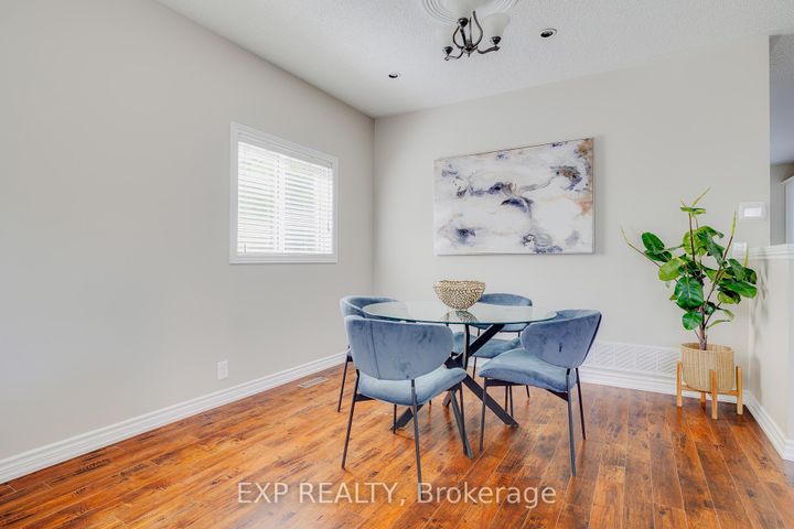 Photo 6 at 633 Avonwick Avenue, Hurontario, Mississauga