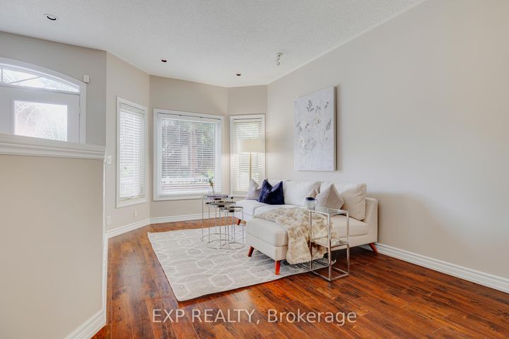 Photo 7 at 633 Avonwick Avenue, Hurontario, Mississauga