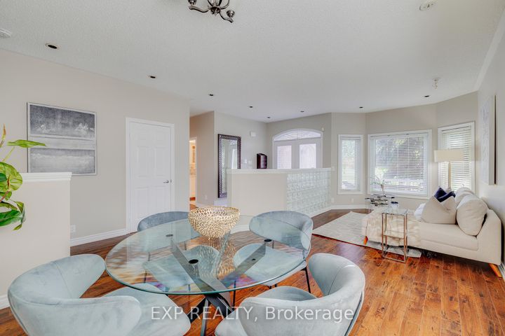 Photo 8 at 633 Avonwick Avenue, Hurontario, Mississauga