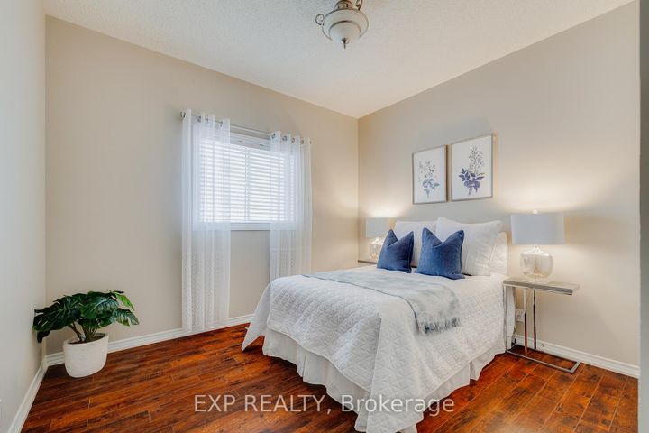 Photo 9 at 633 Avonwick Avenue, Hurontario, Mississauga