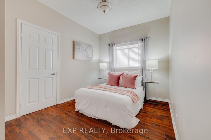Photo 10 at 633 Avonwick Avenue, Hurontario, Mississauga