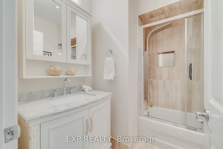 Photo 11 at 633 Avonwick Avenue, Hurontario, Mississauga