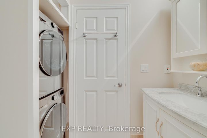 Photo 12 at 633 Avonwick Avenue, Hurontario, Mississauga