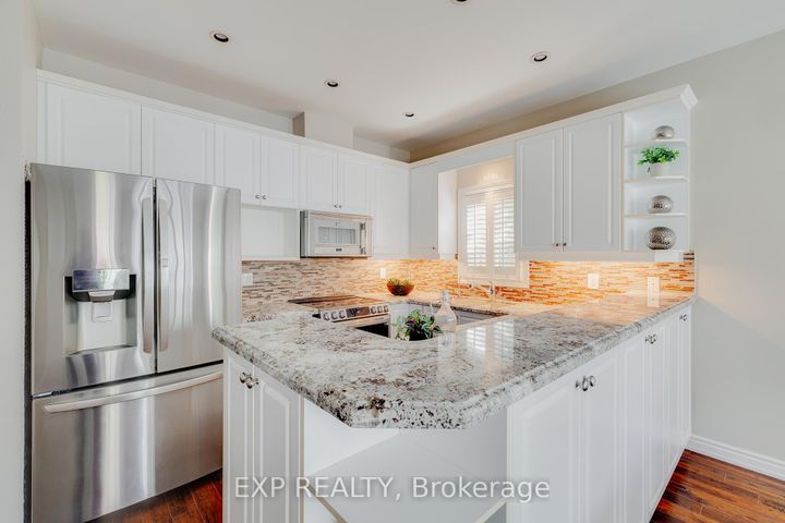 Photo 16 at 633 Avonwick Avenue, Hurontario, Mississauga