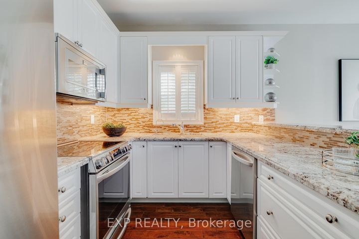 Photo 17 at 633 Avonwick Avenue, Hurontario, Mississauga