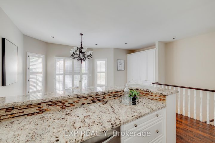 Photo 18 at 633 Avonwick Avenue, Hurontario, Mississauga