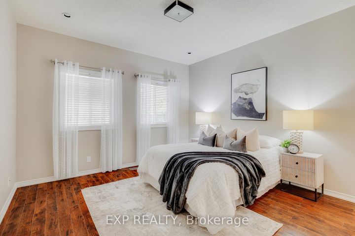 Photo 21 at 633 Avonwick Avenue, Hurontario, Mississauga