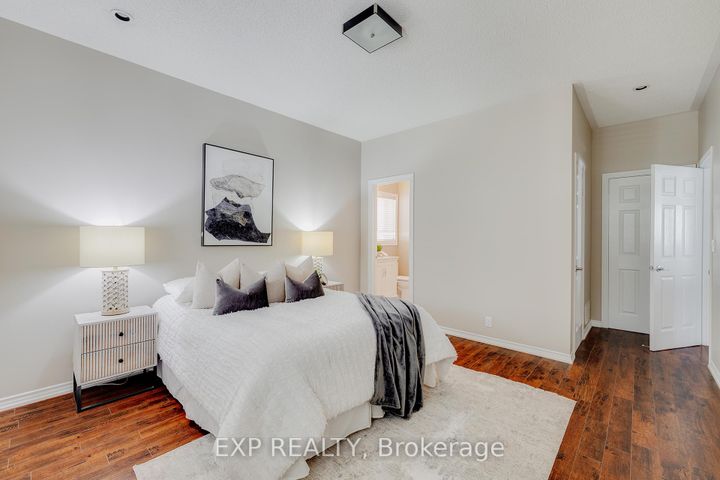 Photo 22 at 633 Avonwick Avenue, Hurontario, Mississauga