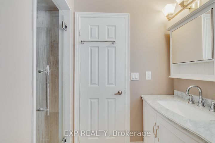 Photo 24 at 633 Avonwick Avenue, Hurontario, Mississauga