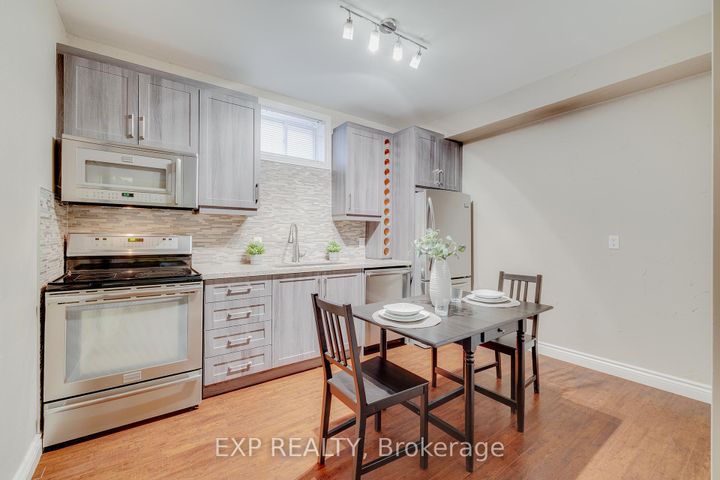 Photo 25 at 633 Avonwick Avenue, Hurontario, Mississauga