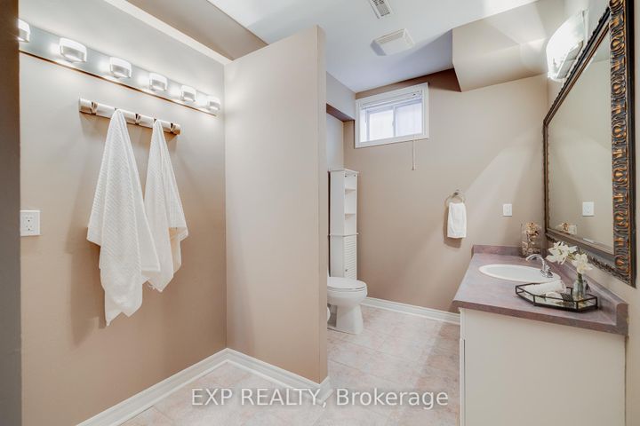 Photo 31 at 633 Avonwick Avenue, Hurontario, Mississauga