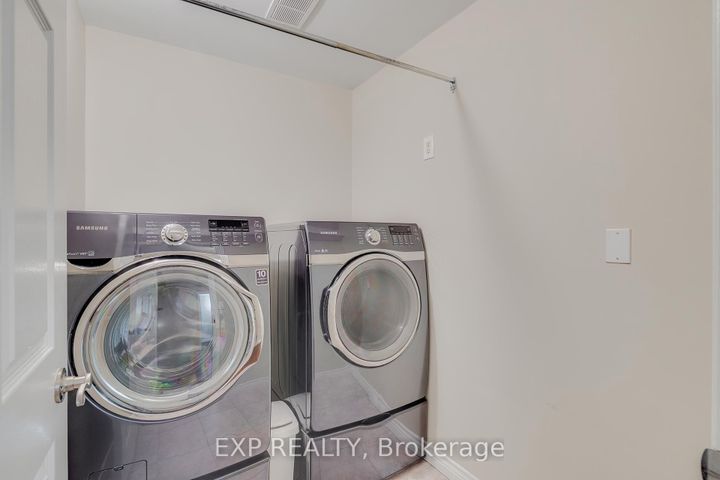 Photo 33 at 633 Avonwick Avenue, Hurontario, Mississauga