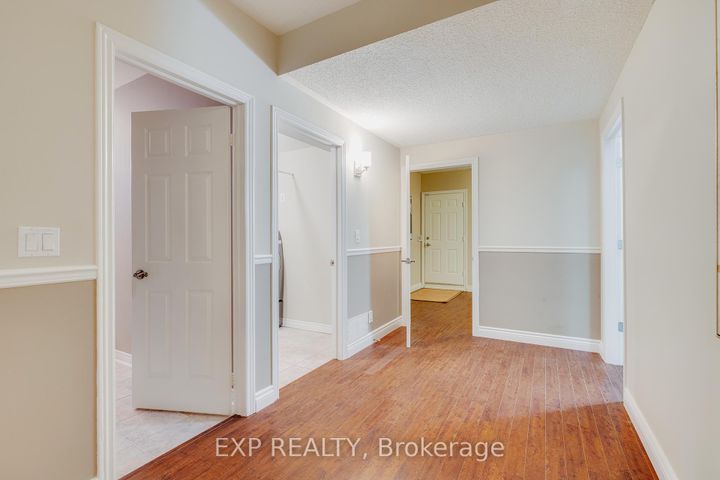Photo 34 at 633 Avonwick Avenue, Hurontario, Mississauga