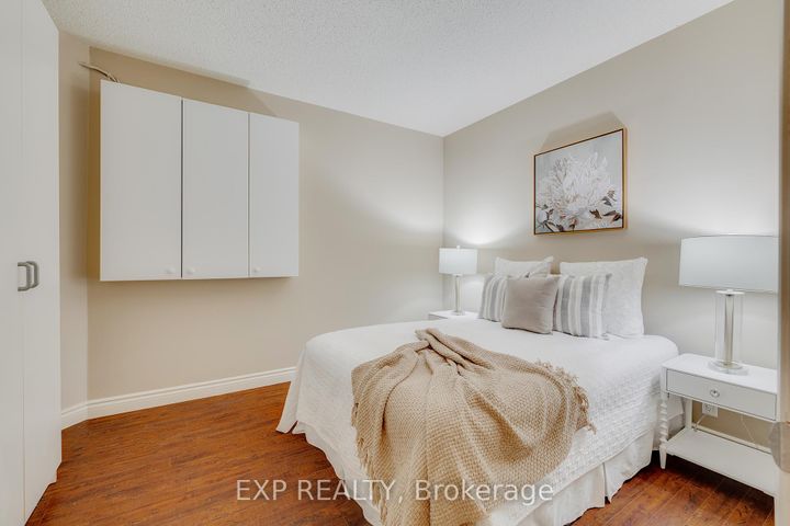 Photo 36 at 633 Avonwick Avenue, Hurontario, Mississauga